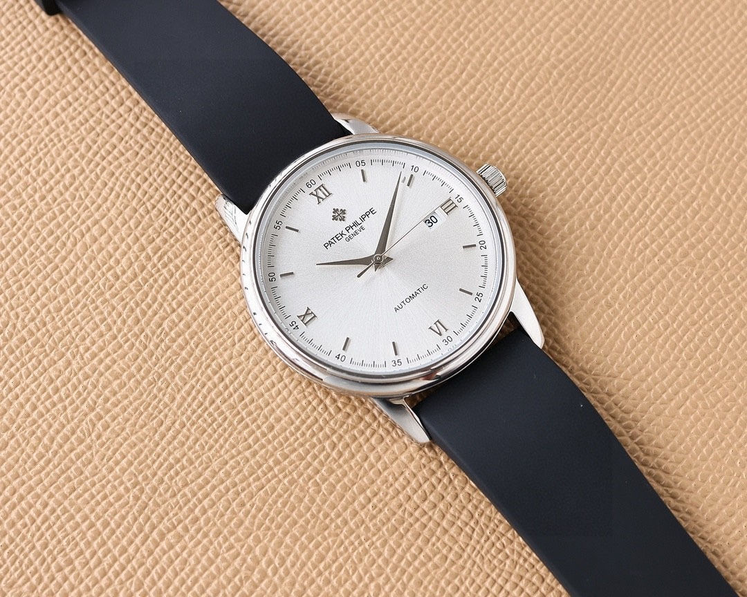 
推出最新款式百達翡麗PATEK PHILIPPE高版本高級自動腕表！男士腕表➡簡單不失大氣  40mm表徑，316精鋼表殼，搭載原裝全新進口8215全自動機械機芯（零返修），耐磨抗刮藍寶石玻璃，進口意大利🇮🇹橡膠帶，原裝品質針扣，具備超強防水功能👍 復古風格，恆久魅力，高檔奢華，紳士必備🔥AD出品 精品不斷🔥