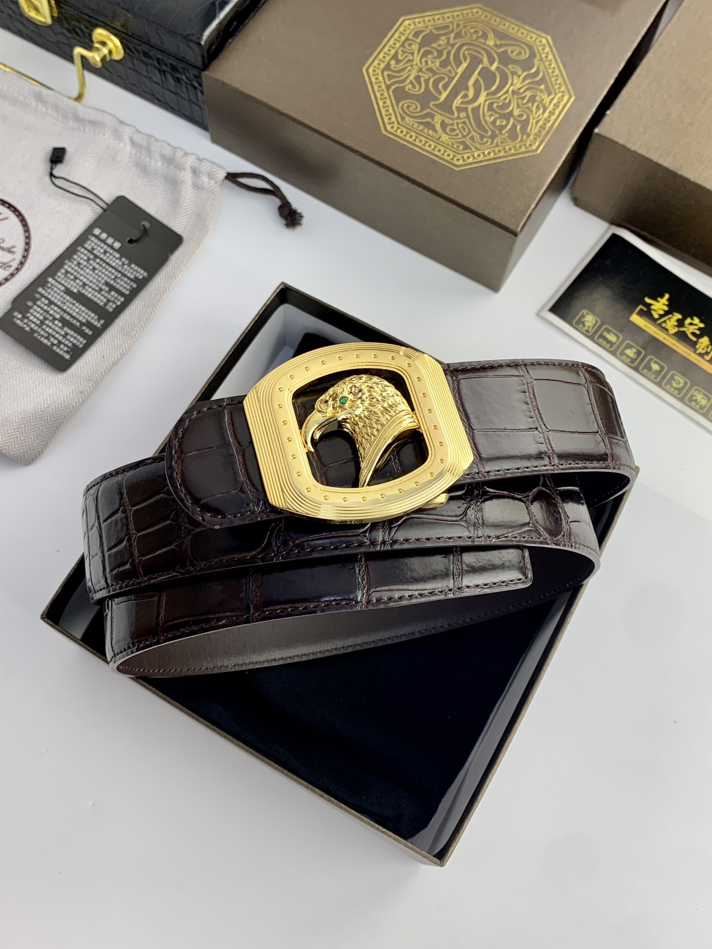 【史蒂芬】原版鰐魚紋牛皮腰帶，搭配新款不鏽鋼鷹頭扣，寬度3.8cm，雙面可用，長度不可調節，尺碼（85-110）具有獨特吸引力！