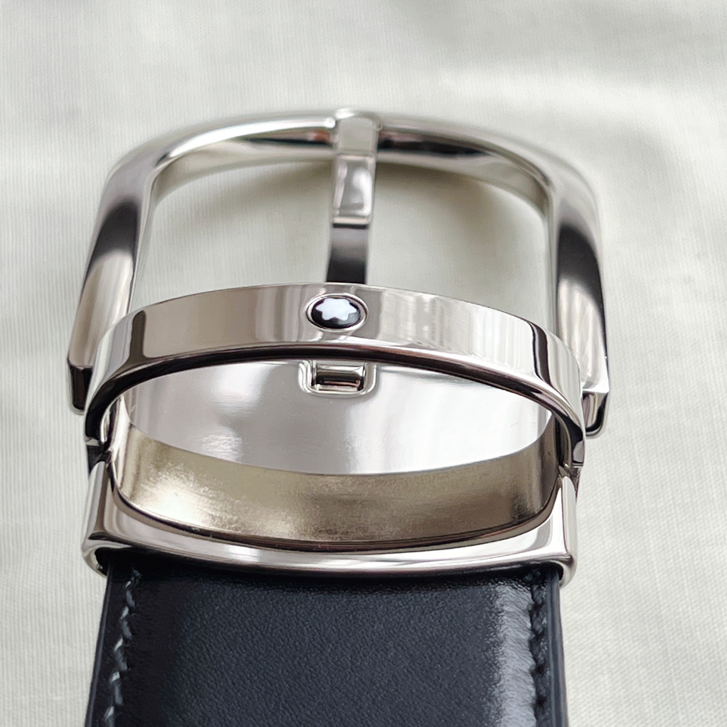 馬蹄形帶扣黑色/棕色雙面皮帶（35毫米）
馬蹄形閃亮鍍釕帶扣。可調節長度，3.5cm黑色和棕色雙面皮帶。打造經典靈動造型。
貨號 錶帶描述 黑色和棕色雙面牛皮皮帶 皮革圖案 金屬圓環上飾有萬寶龍六角白星 標識 搭扣裝置 易開啓裝置，可調節皮帶長度
搭扣形狀 馬蹄形主要顏色 黑色 | 棕色 搭扣類型 針扣式表扣