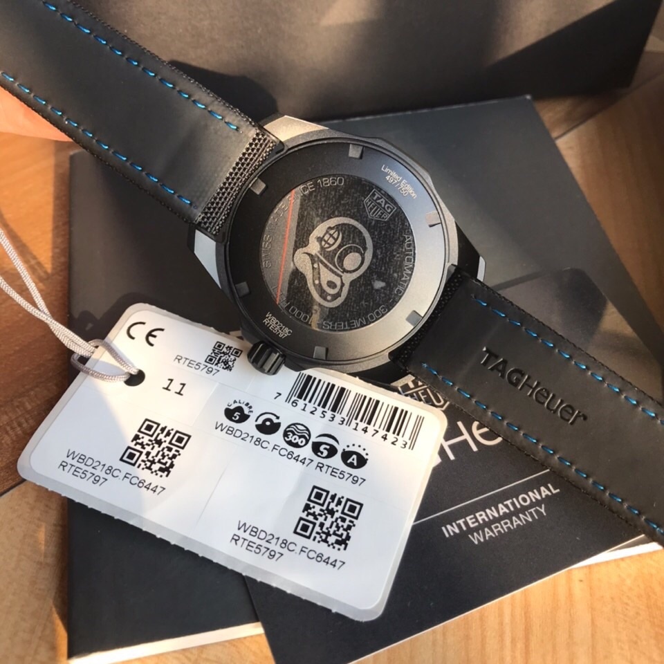 新款泰格豪雅碳纖維到貨！年終巨獻！結合碳元素、鈦元素、隕石元素三大元素為主題，以黑色為主色調，再以藍色、黃色、玫瑰金於黑色中亮起，鮮活明亮！表殼與表扣為主的鈦合金材料，表面則是整表的靈魂所在！此表面為原裝原版表面！！（以放大鏡側面視覺效果為準！）多層印刷複製出隕石佈局的效果！圈口以碳纖維材料與鈦合金的結合，尼龍材料和頭層牛皮、硅膠結合，用藍色、黃色、黑色線配合手錶對應的顏色！～41mm表徑，全新全套出！