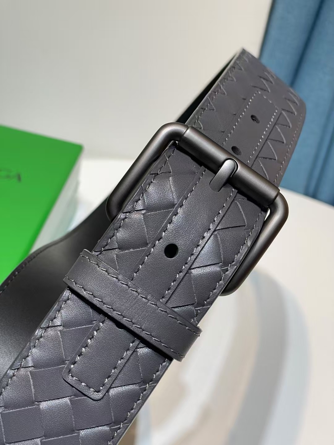 🔥🔥🆕純手工編織皮帶可為休閒裝或正裝造型增添優雅韻味，🔥是低調奢華的典範。[嘴唇]採用意大利柔軟的胎小牛皮全手工精工打造而成，錁色五金扣頭令其更顯獨特別緻、🔥[嘴唇]優雅迷人氣息。[強]4.0cm寬