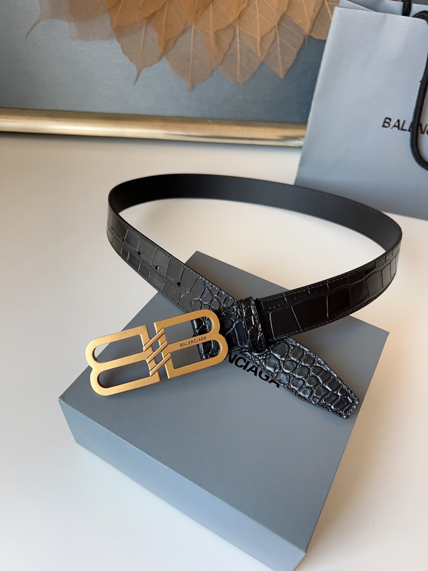 巴黎世家（Balenciaga）寬度3.0cm 是法國的奢侈品牌，作為時尚界最具影響力品牌之一的地位。設計師源於：都市時尚潮流獨特的設計風格，採用進口小牛皮製作；搭配純銅復古五金，使其更具魅力。值得擁有的百搭精品！