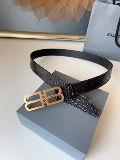 巴黎世家（Balenciaga）寬度3.0cm 是法國的奢侈品牌，作為時尚界最具影響力品牌之一的地位。設計師源於：都市時尚潮流獨特的設計風格，採用進口小牛皮製作；搭配純銅復古五金，使其更具魅力。值得擁有的百搭精品！