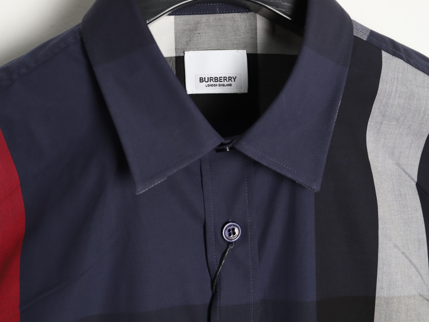 Burberry/巴寶莉 經典大格紋棉質襯衫
定制原版一致80支精梳棉單線紗，紗線全部訂染，最終確定織法，
無論是格型大小線條粗細均達到Y版水平並且布料沒有尾斜現象，
紅外線裁剪對條對格單件裁，保證大貨品質，
定制塔羅貝油封噴漆扣子自然發亮（不同市場版都是樹脂扣），裁片、領子坐領 門邊 袖口 部位加了燙薄，
全部要對格對位出成品，紅外激光定位對格取位，
每個獨立的尺碼都是定位裁片，前幅，口袋，袖子等部位都是對格對位的，
工序複製，費時費料，經典簡單氣質不失大牌，面料上身舒適柔軟卻又挺括有型，
