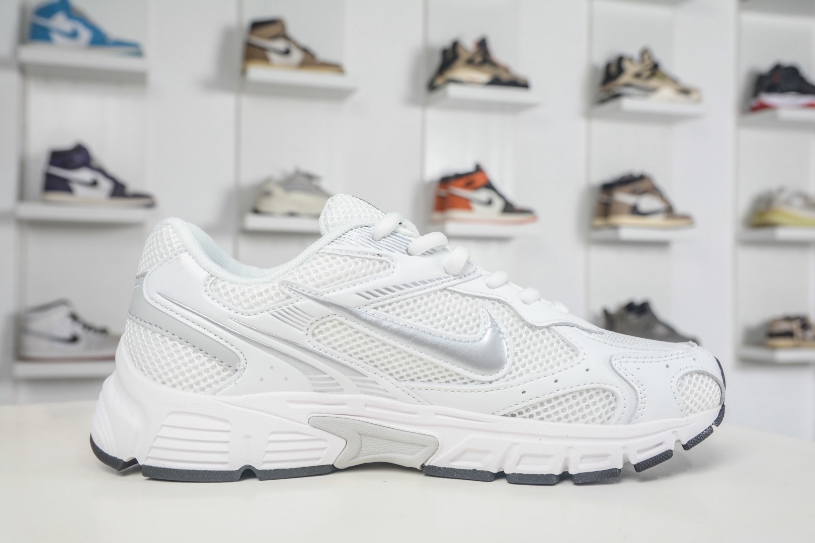 NK Air Zoom Vomero 20 經典復古潮流運動跑鞋 
貨號：HF0735 006
SIZE：36 36.5 37.5 38 38.5 39 40 40.5 41 42 42.5 43 44 45