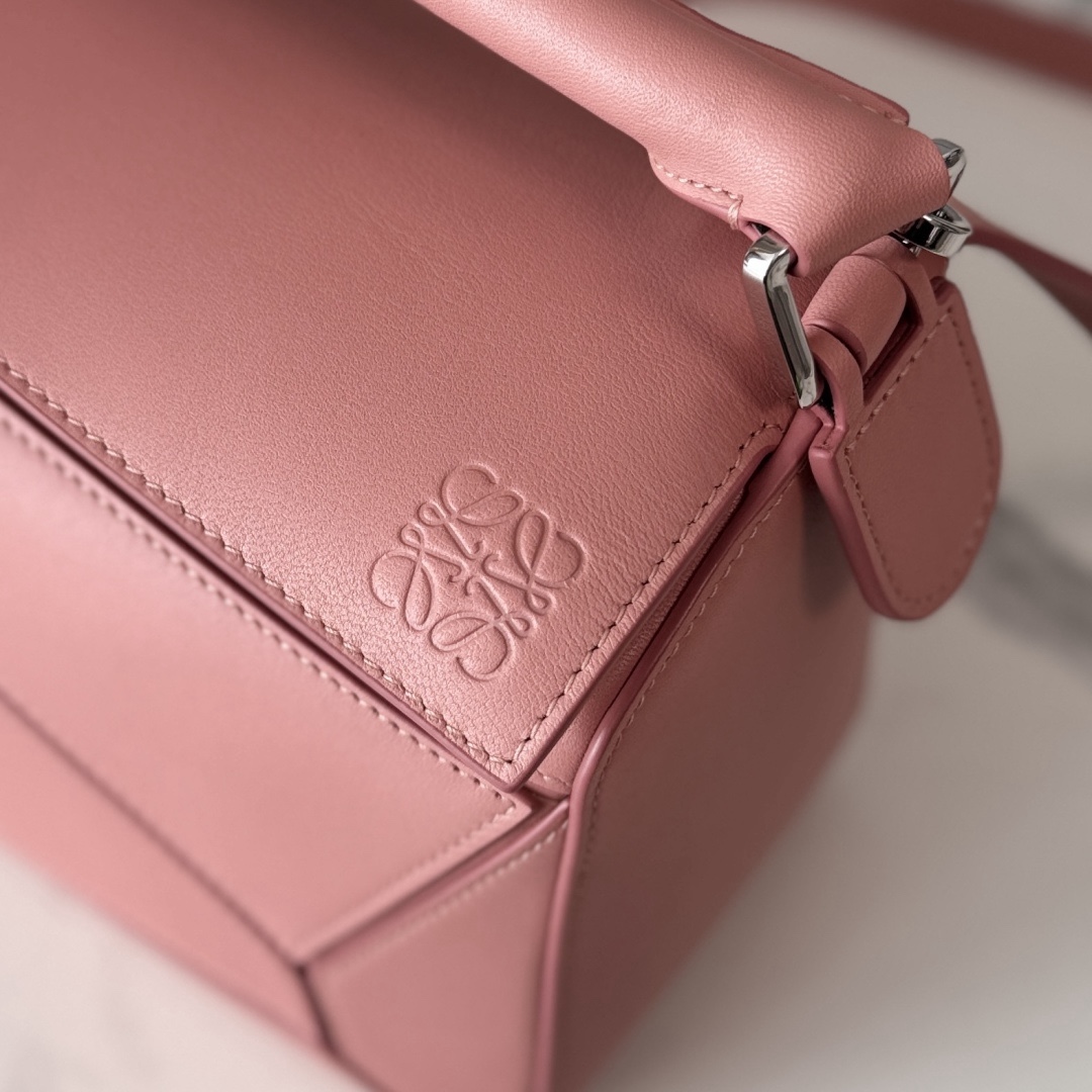 LO℮w℮🌟新款 小號納帕羊皮革 Featherlight Puzzle 手袋 以別具一格的幾何線條勾勒長方體造型。柔軟輕盈的納帕皮革為手袋注入隨性慵懶的風格。可肩背、斜挎或手提
可拆卸可調節肩帶，飾有旋轉卡扣*拉鍊開合，鉸接式拉鍊頭 一個外部拉鍊後袋，一個內部插袋*可拆卸 LOE**WE 燙金或燙銀標籤，飾有隱秘口袋和氣球骰子*長方形金屬腳釘 納帕羊皮革襯里 Anagram 壓紋、飾牌內部鐫刻 LOE**WE.
size:062502
型號：24*10.5*16.5cm（配全套包裝）