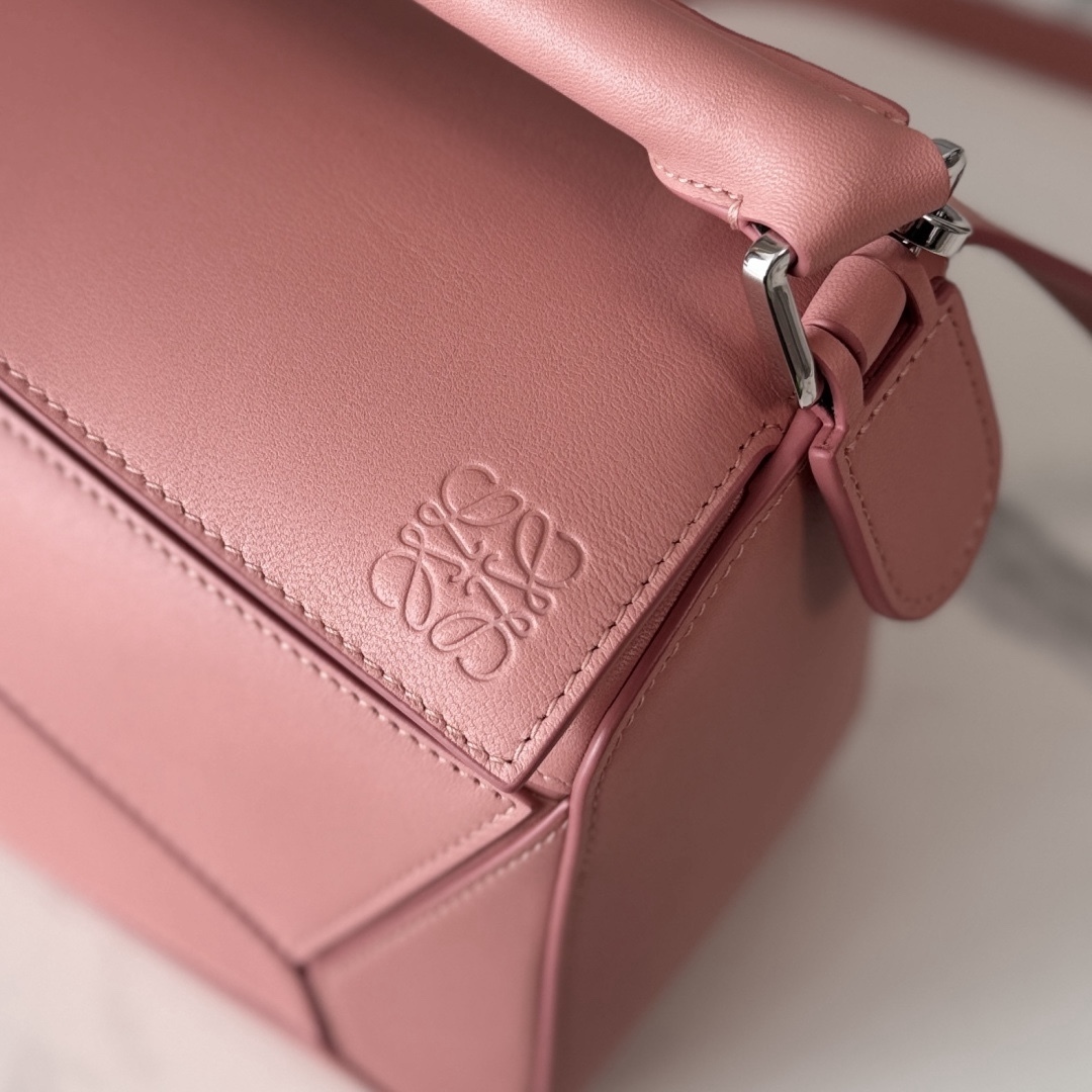 LO℮w℮🌟新款 小號納帕羊皮革 Featherlight Puzzle 手袋 以別具一格的幾何線條勾勒長方體造型。柔軟輕盈的納帕皮革為手袋注入隨性慵懶的風格。可肩背、斜挎或手提
可拆卸可調節肩帶，飾有旋轉卡扣*拉鍊開合，鉸接式拉鍊頭 一個外部拉鍊後袋，一個內部插袋*可拆卸 LOE**WE 燙金或燙銀標籤，飾有隱秘口袋和氣球骰子*長方形金屬腳釘 納帕羊皮革襯里 Anagram 壓紋、飾牌內部鐫刻 LOE**WE.
size:062502
型號：24*10.5*16.5cm（配全套包裝）