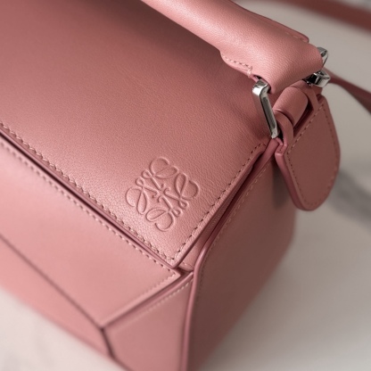 LO℮w℮🌟新款 小號納帕羊皮革 Featherlight Puzzle 手袋 以別具一格的幾何線條勾勒長方體造型。柔軟輕盈的納帕皮革為手袋注入隨性慵懶的風格。可肩背、斜挎或手提
可拆卸可調節肩帶，飾有旋轉卡扣*拉鍊開合，鉸接式拉鍊頭 一個外部拉鍊後袋，一個內部插袋*可拆卸 LOE**WE 燙金或燙銀標籤，飾有隱秘口袋和氣球骰子*長方形金屬腳釘 納帕羊皮革襯里 Anagram 壓紋、飾牌內部鐫刻 LOE**WE.
size:062502
型號：24*10.5*16.5cm（配全套包裝）