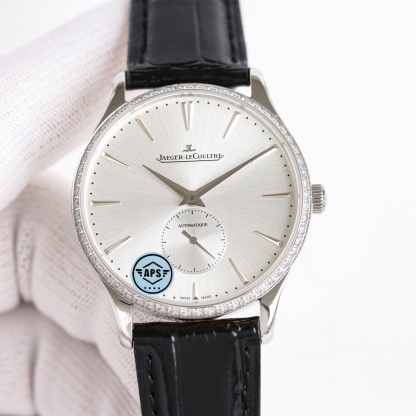 APS新品首發 積家大師系列1218420，傳統與現代的和諧樂章。Master Ultra Thin 超薄大師系列小秒針腕表精鋼款搭（直徑 39 毫米），內載896機芯。此自動上鏈機械機芯精准指示時、分、小秒。
1⃣全新大師系列兩針半採用原裝一致的896機新一比一開模
2⃣簡約精緻的錶盤採用立體式logo，錶盤搪瓷精緻而細膩，帶有標誌性的放射紋
3⃣指針與原裝一致採用陰陽針，一半拉絲一半拋光，錶帶採用進口小牛皮，一鍵式快拆錶帶表扣更加便捷