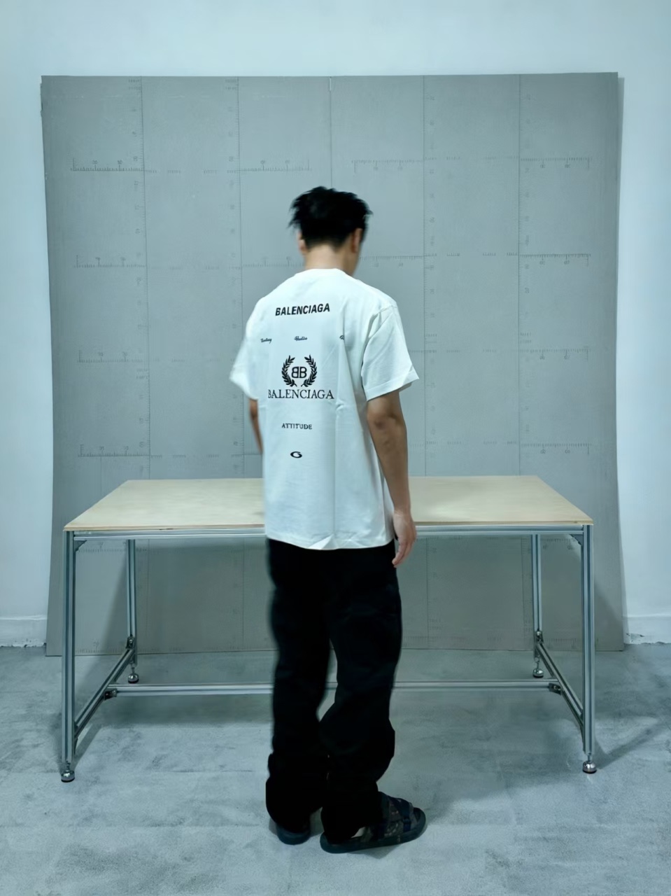 Balenciaga/巴黎世家 26ss 後背麥穗刺繡短袖
No.1的質量 真正天花板品質，正確320g定織定染雙紗面料 柔軟舒適，成衣洗水 定染螺紋 無色差 不變形 手工磨爛超重工藝。螺紋領口均為某巴某黎原領口 高包裹度 領口寬度和櫃櫃精確到毫米 厚領口不易變形，注意做工 領口處針腳 無折疊 順暢自然沒重疊線 真正還原 這是多少人都做不到的 ，區別市場通貨!
M1 Size: S-XL