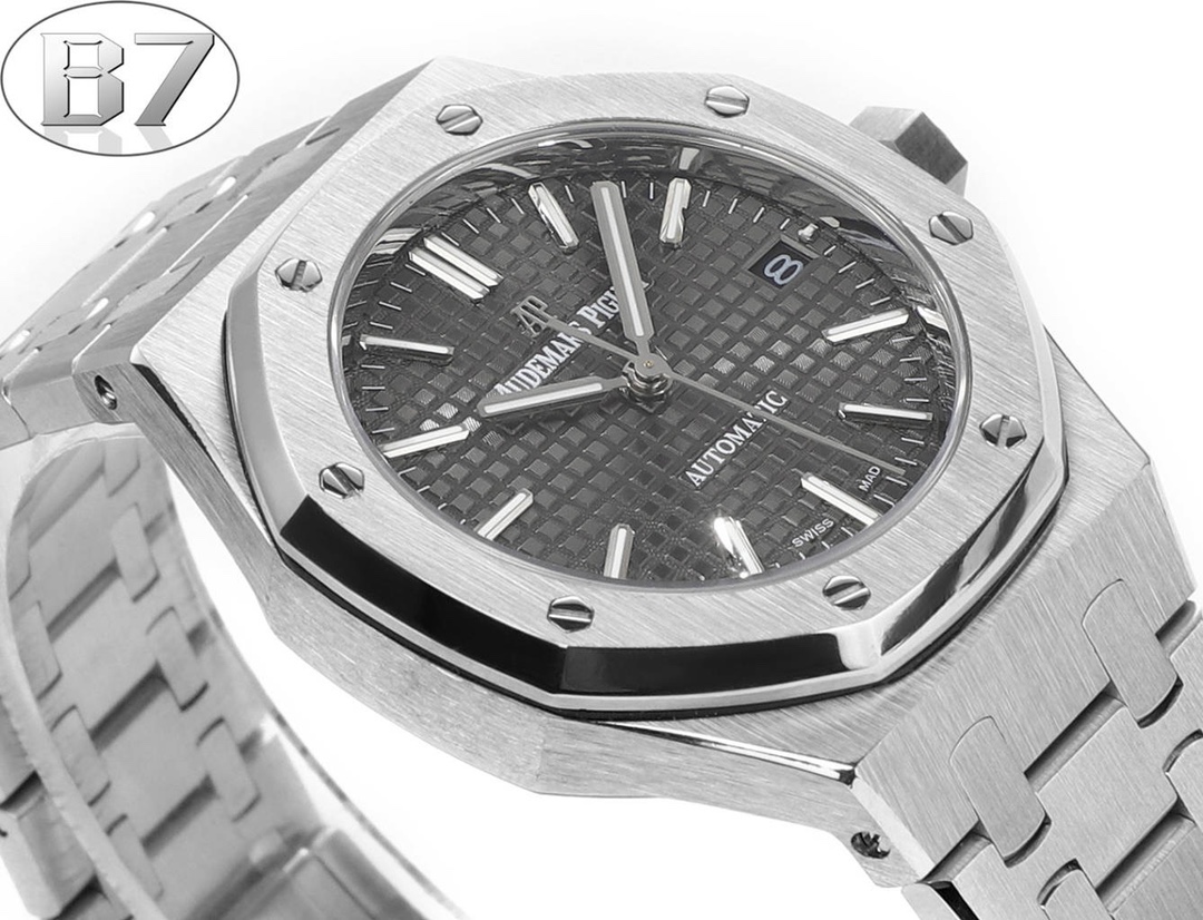 B7  Factory
AP愛彼 女款愛彼皇家橡樹 剔除機芯甲板多餘部分，使之變得更加鏤空——成就鋼表巔峰—— 實力演繹 衛冕“鋼”王！【6大精妙之處】1.正品拆解開模，尺寸為37毫米與正品一致！2.完美還原正品表殼的每一處細節，盡顯正品“稜角分明 堅毅果敢”的陽剛氣質。3.鋼帶的做工無可挑剔，比市面上任何鋼帶表做工均要更上一層樓，鋼帶頭粒和表頭銜接的“緩衝帶”的鬆緊程度與正品一模一樣。4.自動陀的與原裝致敬，是市面唯一做到顏色於原裝一致的版本（市面一般版本均偏紅）其上的ap族徽雕刻獨一無二。