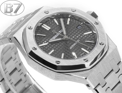B7  Factory
AP愛彼 女款愛彼皇家橡樹 剔除機芯甲板多餘部分，使之變得更加鏤空——成就鋼表巔峰—— 實力演繹 衛冕“鋼”王！【6大精妙之處】1.正品拆解開模，尺寸為37毫米與正品一致！2.完美還原正品表殼的每一處細節，盡顯正品“稜角分明 堅毅果敢”的陽剛氣質。3.鋼帶的做工無可挑剔，比市面上任何鋼帶表做工均要更上一層樓，鋼帶頭粒和表頭銜接的“緩衝帶”的鬆緊程度與正品一模一樣。4.自動陀的與原裝致敬，是市面唯一做到顏色於原裝一致的版本（市面一般版本均偏紅）其上的ap族徽雕刻獨一無二。