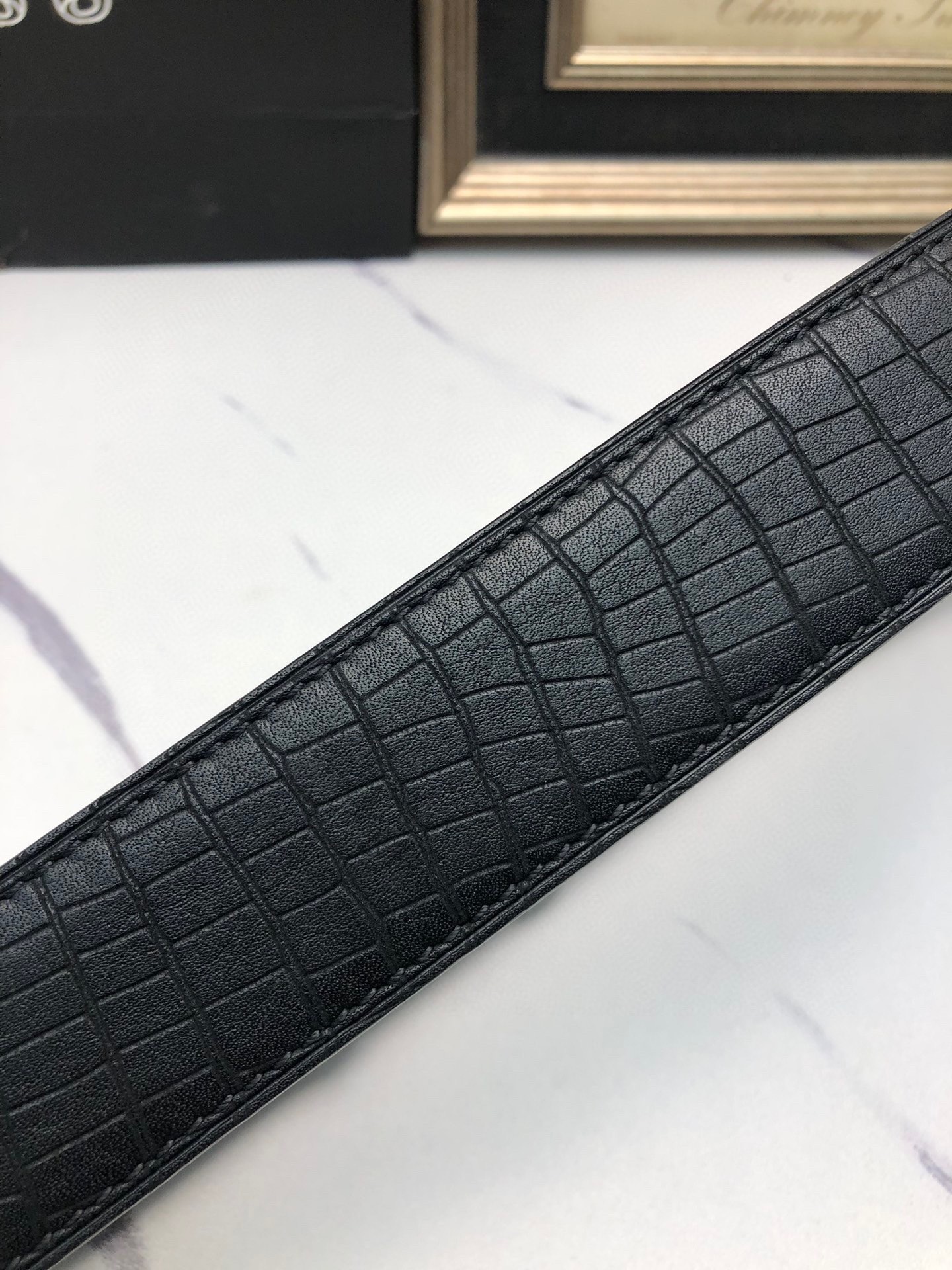 克羅星：原單頭層牛皮燙印花紋面，內襯頭層小牛皮底，搭配原單自動扣，可裁剪的自動帶，此款腰帶面雙採用意大利原定廠制進口牛皮帶身 ，對專版櫃足寬3.5