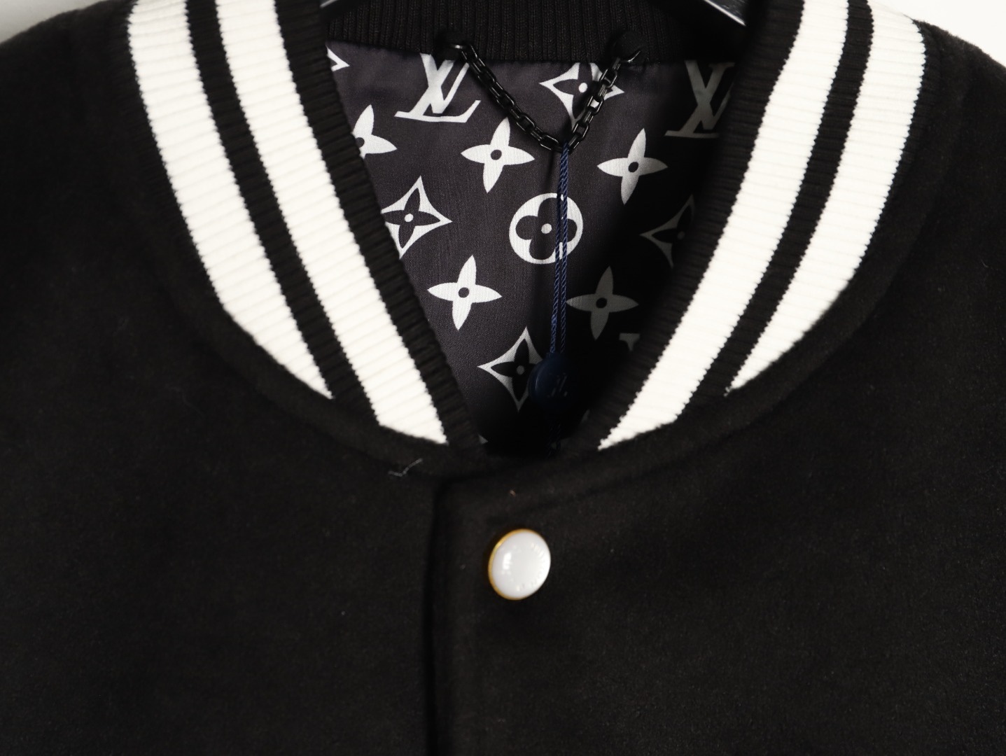 LOUIS VUITTON/路易威登LV 拼色皮袖棒球服外套
對不起讓你們久等了，拿到正品就開始張羅這件衣服所有的事情！
單單面料來講我就定做了一個多月，顏色成分一比一的還原！面料成分有%65的羊毛，%15天然絲%10的氨綸%10絨⚠️混合定織而成，總的克重有900多克！還有最為關鍵的是它的色牢度，絕對不會褪色！袖子用的澳洲進口小牛皮，加工定型，上色，水洗，紋路保留了原有的顆粒結構！厚實飽滿圓潤！
刺繡使用進口毛巾繡機器，先把每個圖案繡在毛詹上，在用紅外線激光雕刻出來，再有縫紉機進行固定，