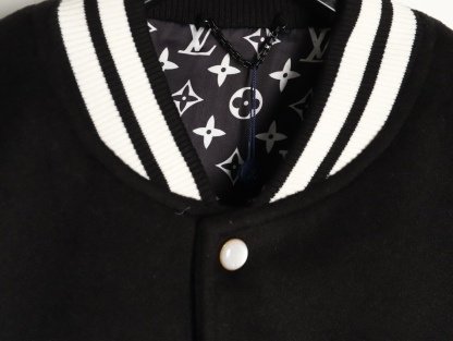 LOUIS VUITTON/路易威登LV 拼色皮袖棒球服外套
對不起讓你們久等了，拿到正品就開始張羅這件衣服所有的事情！
單單面料來講我就定做了一個多月，顏色成分一比一的還原！面料成分有%65的羊毛，%15天然絲%10的氨綸%10絨⚠️混合定織而成，總的克重有900多克！還有最為關鍵的是它的色牢度，絕對不會褪色！袖子用的澳洲進口小牛皮，加工定型，上色，水洗，紋路保留了原有的顆粒結構！厚實飽滿圓潤！
刺繡使用進口毛巾繡機器，先把每個圖案繡在毛詹上，在用紅外線激光雕刻出來，再有縫紉機進行固定，