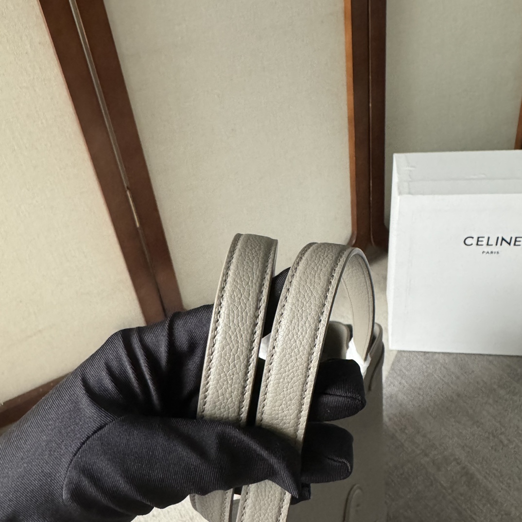 CELINE  24夏季新款Cabas 托特包👜
高級百搭又實用/購物袋的款式
展現著簡約美學和實用性～❤️
大容量設計～無論是日常出街還是通勤 都能輕鬆裝下各種物品～袋口可自主調節大小🌹
款號116853 尺寸：54*29*15cm