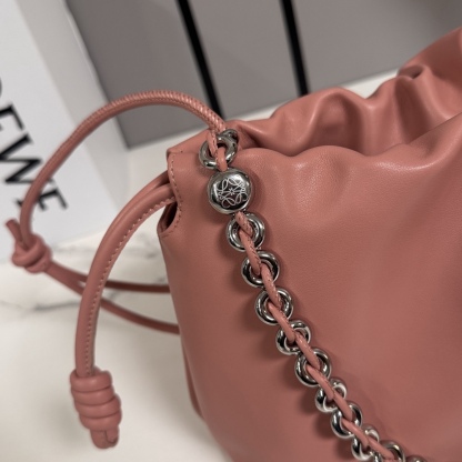 LO℮w℮🌟柔軟納帕羊皮革 Flamenco Purse 福袋 採用褶皺設計，側面搭配標誌性繩結等關鍵細節。款式時尚百搭，可作為手拿包攜帶，亦可搭配甜甜圈鏈條肩背，或搭配皮革肩帶斜挎。此版本採用柔軟納帕羊皮革製成。可肩背、斜挎或手提*可拆卸可調節皮革肩帶*可拆卸甜甜圈鏈條飾*Anagram 鐫刻卵石紋*低調的磁扣開合*絨面革襯里燙金或燙銀*(配套金屬鏈條加長皮肩帶）
型號：012403
Size：30*10.5*20CM（配全套包裝）