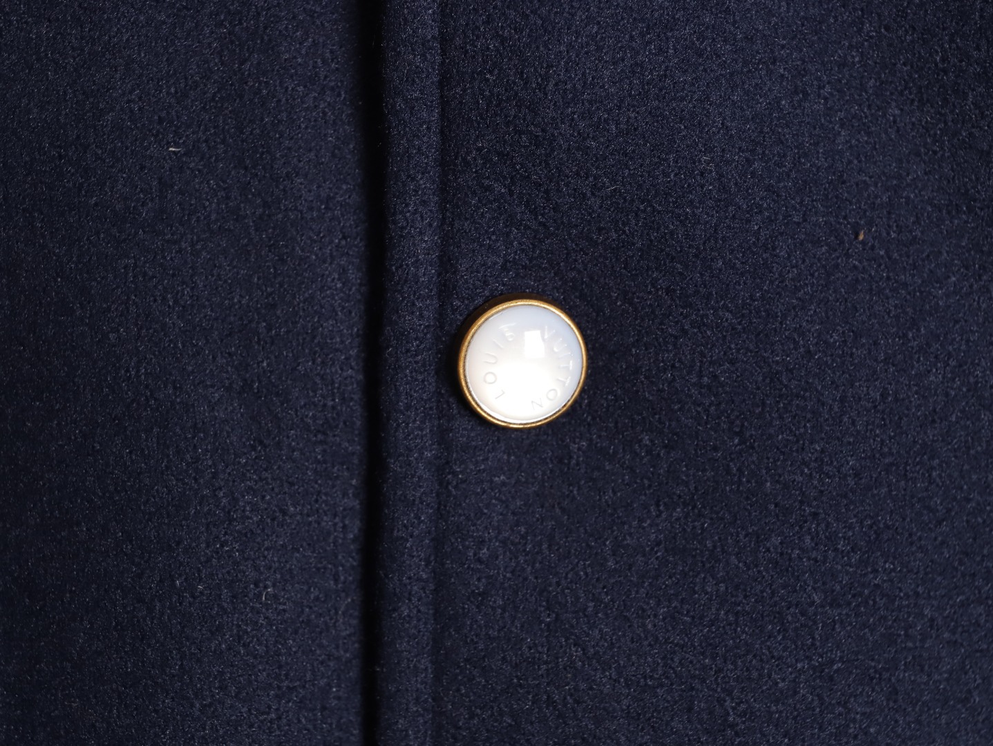 Louis Vuitton/路易威登 26ss 水鑽刺繡棒球服外套
材質拼接：衣身採用藏青色羊毛混紡面料，質感挺括耐磨；袖子為淺棕牛皮材質，柔軟細膩，經典拼皮設計還原美式棒球服復古感。

• 裝飾亮點：左胸位置有重工水鑽+金屬刺繡裝飾，鑲嵌多色寶石與閃鑽，綴有“L.V.M.”字母標識，華麗精緻，辨識度拉滿。

• 版型結構：立領+羅紋條紋領口/袖口/下擺，防風且修飾身形；正面按扣開合，兩側配有插袋，兼顧實用與美觀。
球帽點綴，休閒隨性又有街頭感。
N Size:S-XL