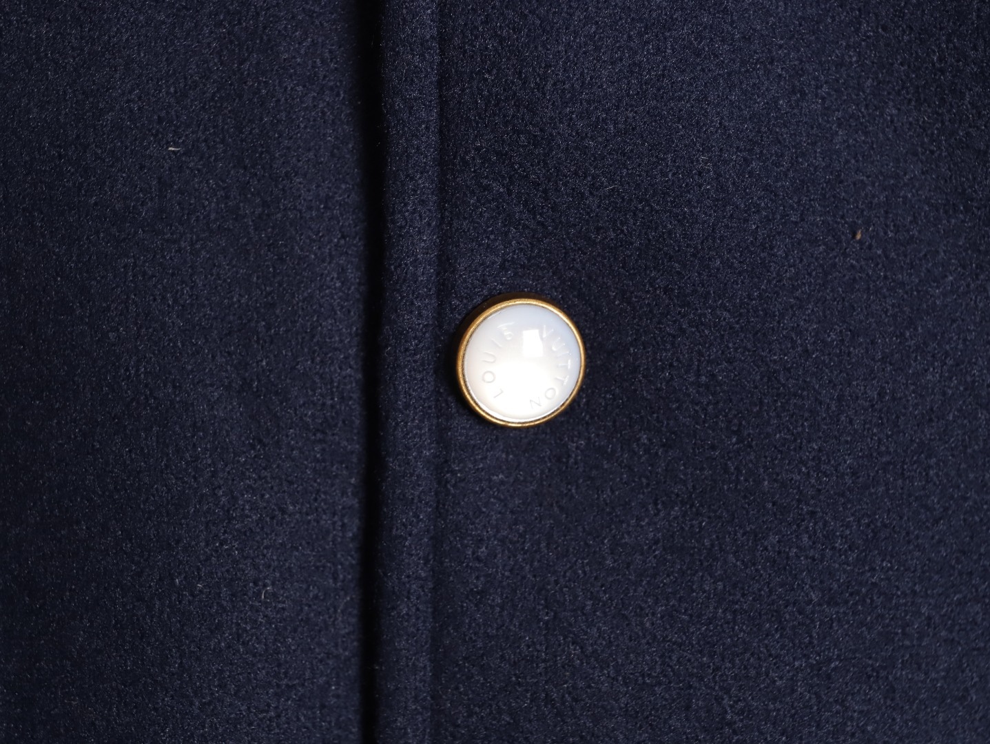 Louis Vuitton/路易威登 26ss 水鑽刺繡棒球服外套
材質拼接：衣身採用藏青色羊毛混紡面料，質感挺括耐磨；袖子為淺棕牛皮材質，柔軟細膩，經典拼皮設計還原美式棒球服復古感。

• 裝飾亮點：左胸位置有重工水鑽+金屬刺繡裝飾，鑲嵌多色寶石與閃鑽，綴有“L.V.M.”字母標識，華麗精緻，辨識度拉滿。

• 版型結構：立領+羅紋條紋領口/袖口/下擺，防風且修飾身形；正面按扣開合，兩側配有插袋，兼顧實用與美觀。
球帽點綴，休閒隨性又有街頭感。
N Size:S-XL