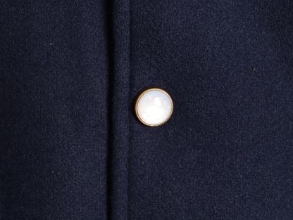 Louis Vuitton/路易威登 26ss 水鑽刺繡棒球服外套
材質拼接：衣身採用藏青色羊毛混紡面料，質感挺括耐磨；袖子為淺棕牛皮材質，柔軟細膩，經典拼皮設計還原美式棒球服復古感。

• 裝飾亮點：左胸位置有重工水鑽+金屬刺繡裝飾，鑲嵌多色寶石與閃鑽，綴有“L.V.M.”字母標識，華麗精緻，辨識度拉滿。

• 版型結構：立領+羅紋條紋領口/袖口/下擺，防風且修飾身形；正面按扣開合，兩側配有插袋，兼顧實用與美觀。
球帽點綴，休閒隨性又有街頭感。
N Size:S-XL