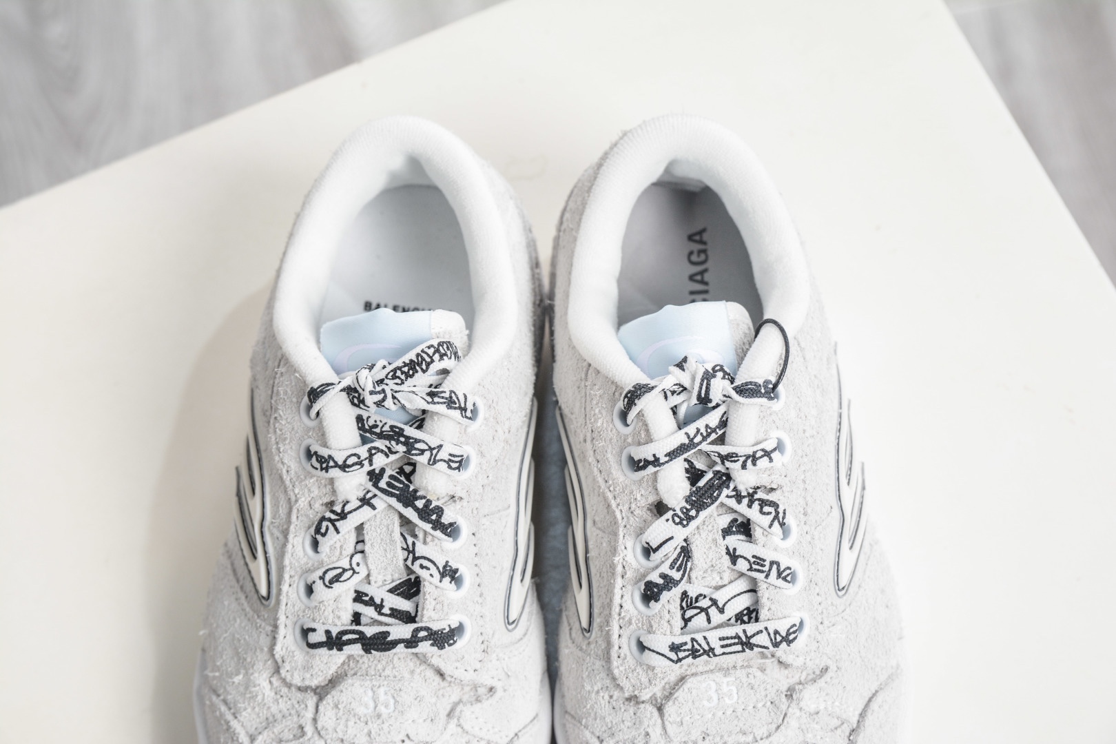 Balenciaga Hamptons Worn-Out Dark Brown 棕色巴黎世家十八18代 滌綸（聚酯纖維）牛皮革 圓頭系帶 低幫 生活休閒鞋板鞋 
貨號：841765 WHPSU 9910
尺碼：35 36 37 38 39 40 41 42 43 44 45 46