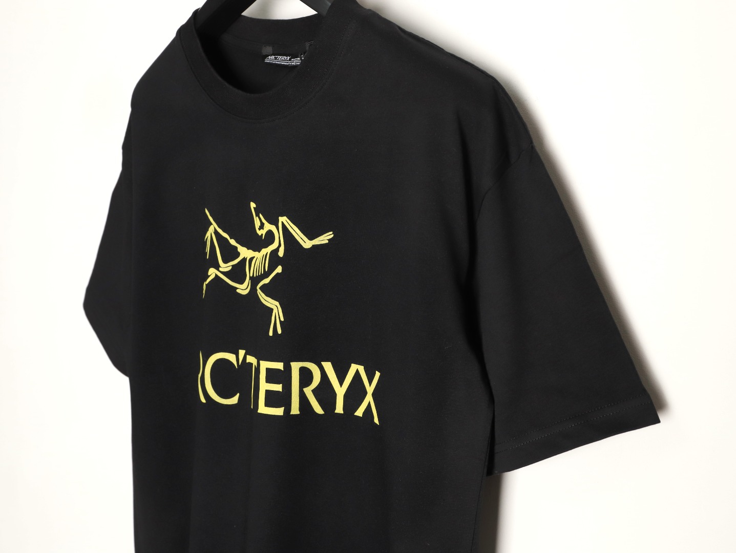 Ayc`Teryx  始祖鳥 字母LOGO彩繪漸變短袖
高端32s雙紗280克面料
重磅面料 定制拉架羅紋同缸同染 三標齊全 男女同款 
T 尺碼：S M L