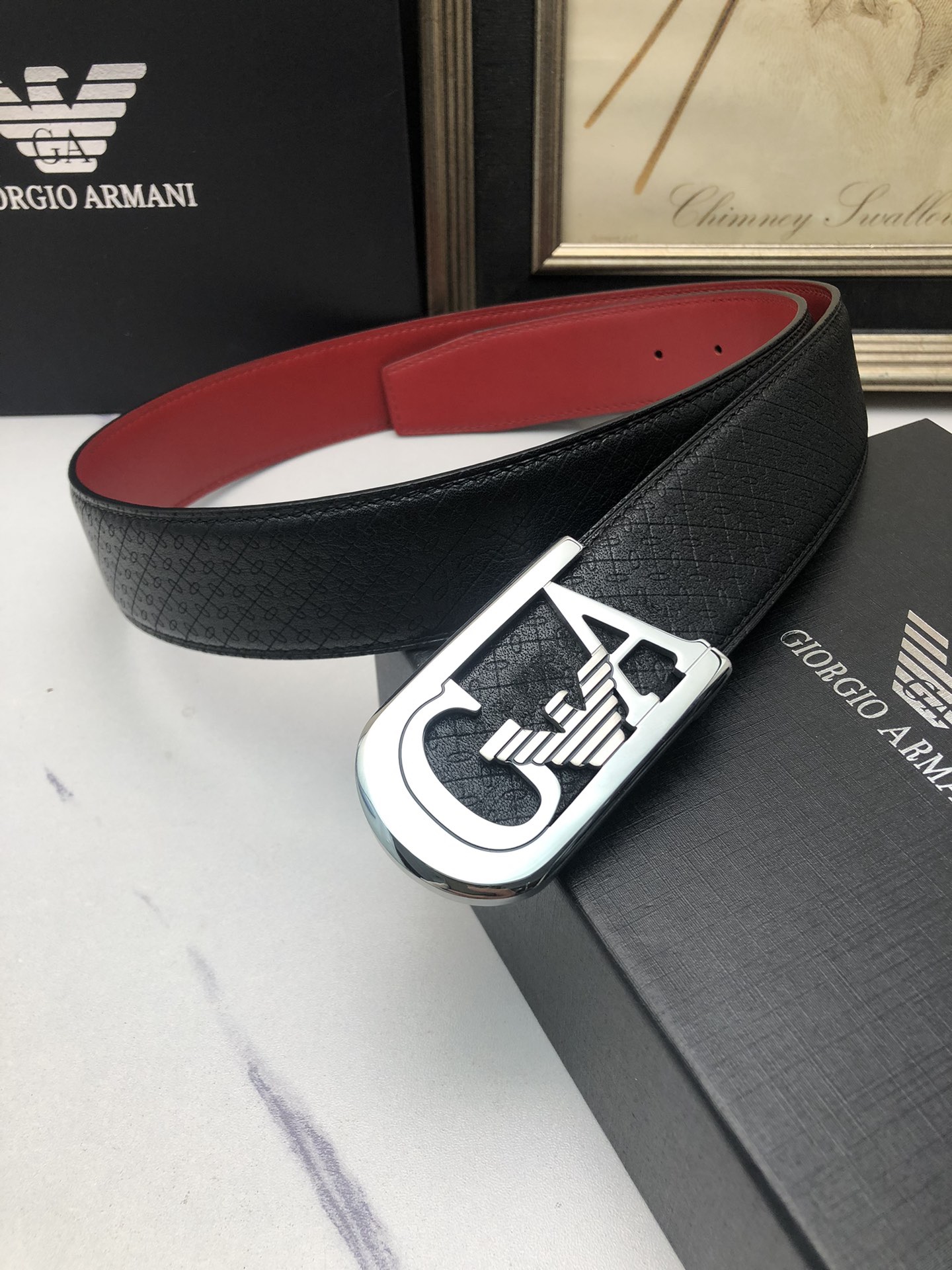 阿曼妮：原單頭層小牛皮燙印花紋，內襯平紋牛皮底，營造織紋外觀。飾以標誌原單扣。專櫃寬度4.0