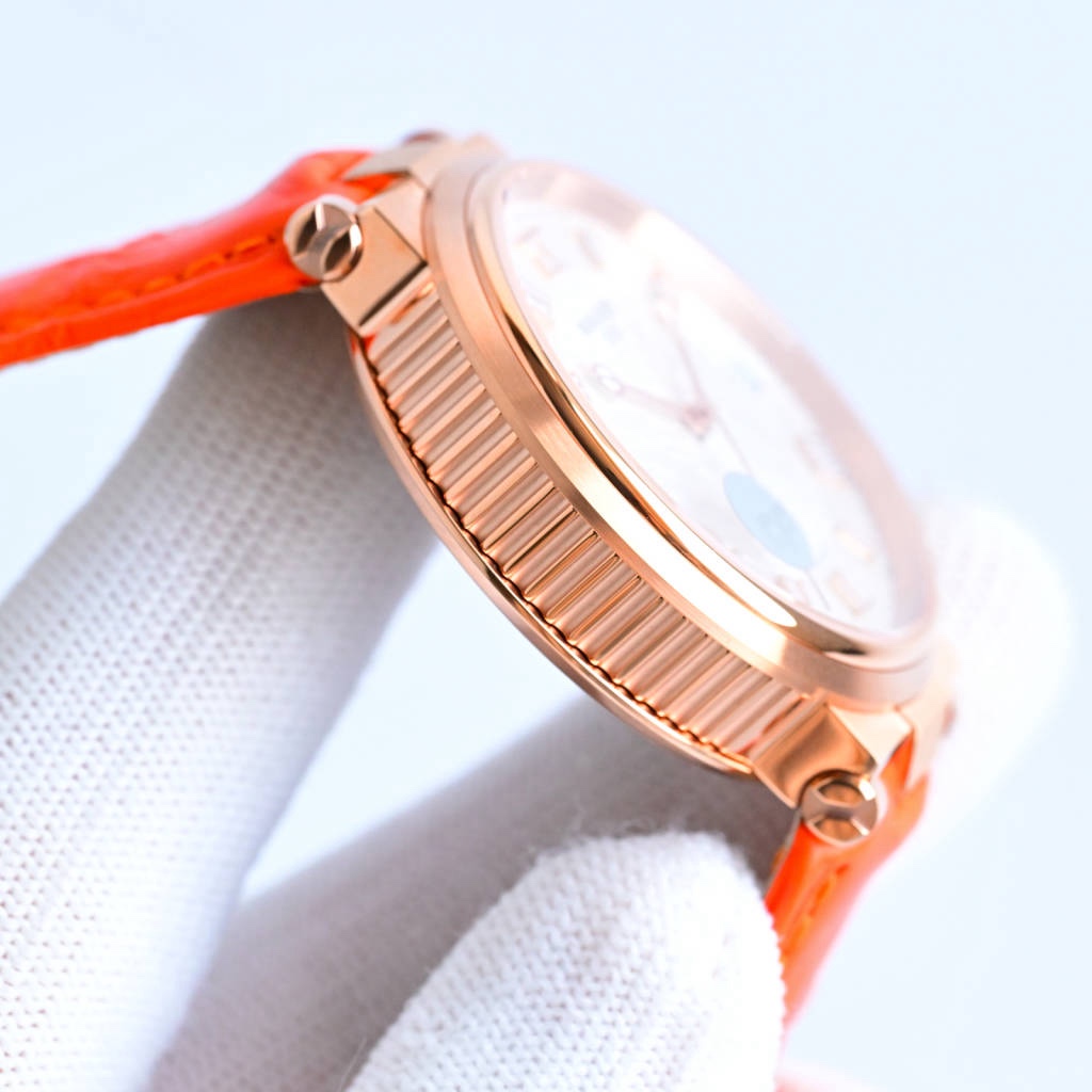 CF新品發佈會，寶璣-Breguet
航海MARINE航海系列5517款腕表，航海天文鐘的起源作品，“時計本是兵家利器”說的就是這款腕表，鐘錶界的巨作。工廠全面抄寫原裝數據，98%還原殼型字面，彰顯原裝優雅硬朗的氣質，原裝同款777A自動機械機芯，鐫刻獨立編號與寶璣先生簽名。直徑40毫米。正反均為藍寶石防刮玻璃，旋入式防水錶冠。實測防水深度100米。搭配飾有太陽放射紋錶盤，配裝進口鰐魚皮錶帶，以零頭的價格給您帶來原裝超值體驗。