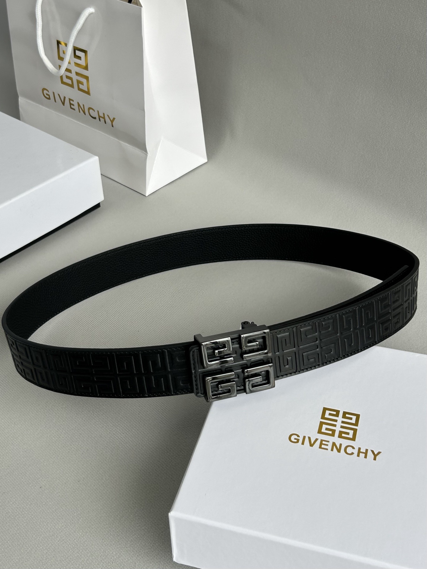 【纪梵希】新款男士 頭層小牛皮黑色壓花腰帶，內襯荔枝紋底，寬38毫米.搭配不鏽鋼經典4G自動扣.商務服裝造型的完美搭配。永恆經典！