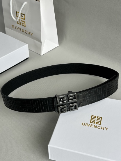 【纪梵希】新款男士 頭層小牛皮黑色壓花腰帶，內襯荔枝紋底，寬38毫米.搭配不鏽鋼經典4G自動扣.商務服裝造型的完美搭配。永恆經典！