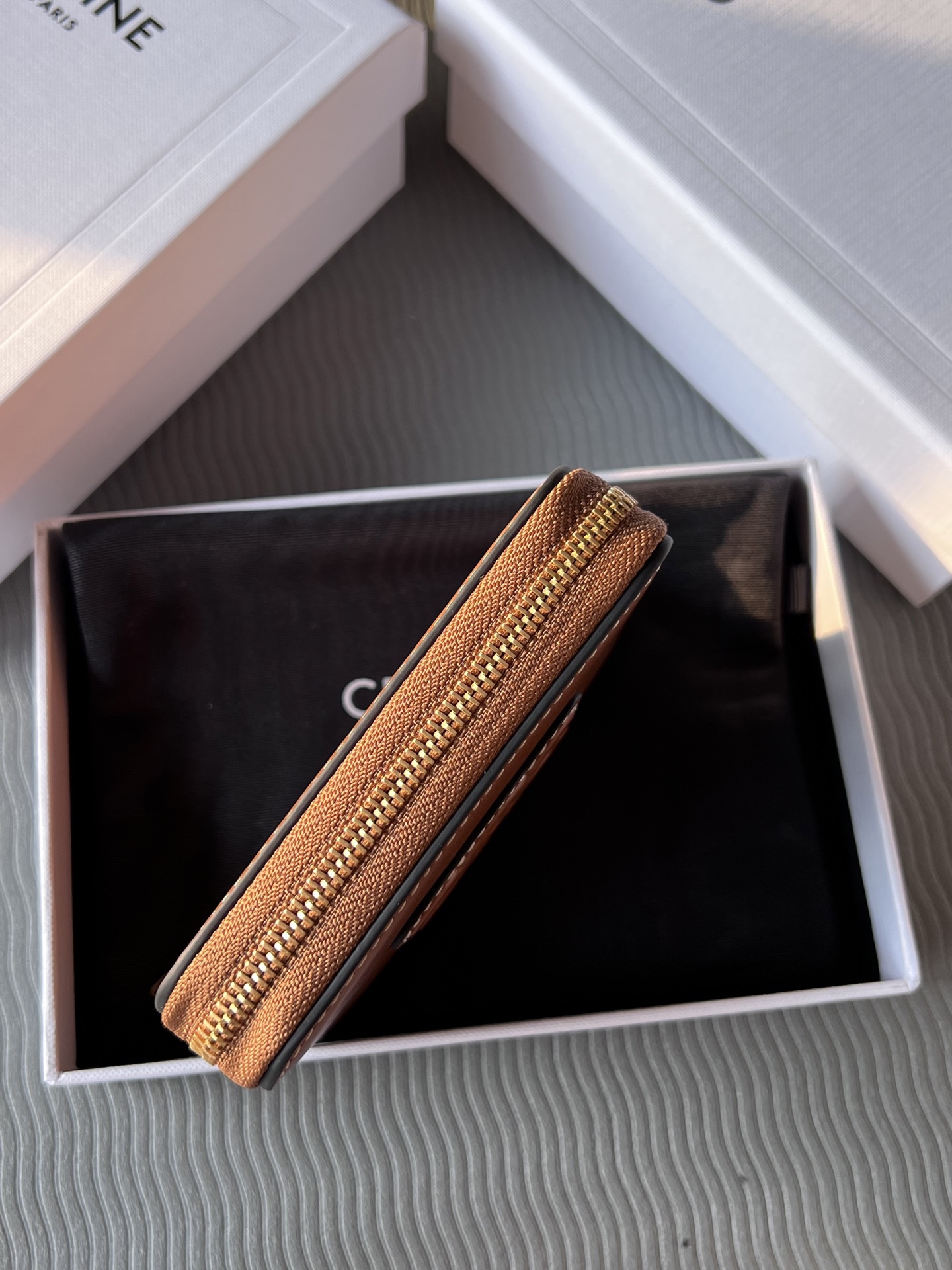 TRIOMPHE光滑牛皮革短款拉鍊錢包
產品信息
4 X 3 X 1英吋(11 X 8.5 X 2釐米)
牛皮革
襯里 : 牛皮革/織物
拉鍊開合
6個卡槽
2個角撐隔層
編號：10K533