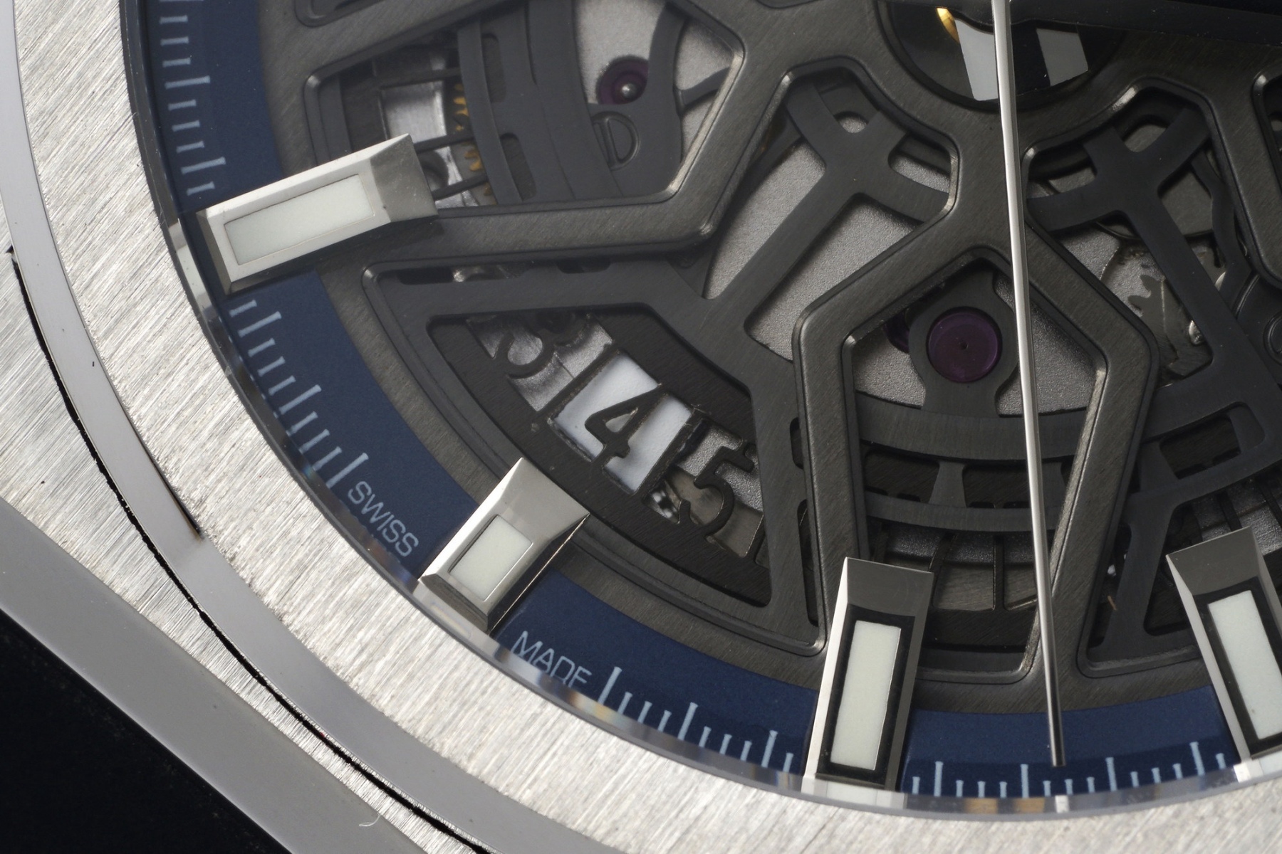 L真力時DEFY系列全新升級版，殼身 頭粒 機芯 表扣等均做了升級調整。一款根據路虎標誌性花輪轂設計而成的高顏值鏤空腕表。

原裝開模鑄造，極致還原表殼的每一處細節打磨倒角，盡顯原裝菱角分明、堅毅果敢的陽剛氣質。完美的41mm表經，適配大眾男性手寸，正裝休閒兩不誤。根據汽車輪轂設計而成的五角星錶盤，未來概念感十足。同步官網新款五角星折疊扣，搭載定製版Cal.670sk全自動機械機芯，鏤空日曆的大小與位置、機芯夾板、齒輪、五角星陀皆按原版機芯數據拆解鍛造而成。

LF臻品 陳奕迅Eason同款，時尚前衛、