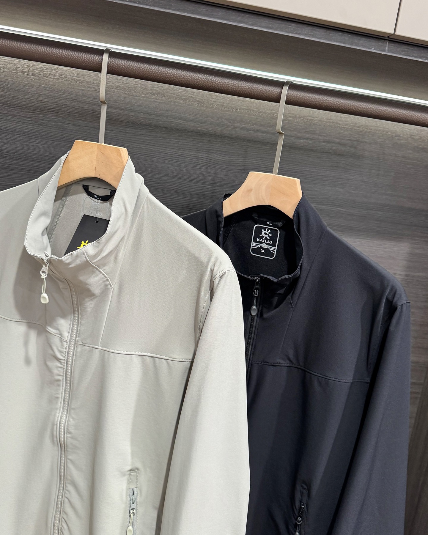 KAILAS‌/凱樂石春秋薄款輕量化衝風衣上衣外套】輕裝上陣！風雨無阻！

解鎖春秋戶外自由！輕到能揣進包里，卻能扛住風雨突襲！

極致輕量化面料，告別臃腫，上身輕若無物，跑步、騎行不束縛，戶外通勤也能利落有型！

透氣膜科技，運動時快速排汗，避免悶熱黏膩，春秋穿剛剛好！

立領剪裁護住脖頸，阻擋冷風灌入！

戶外級耐造，耐磨抗撕裂，口袋拉鍊防掉物，細節拉滿，徒步、騎行都穩！

極簡純色，內搭衛衣、T恤都好看，日常出街也能穿出高級感！

顏色:岩石灰  神秘黑
尺碼:L-3xL
L碼：   胸