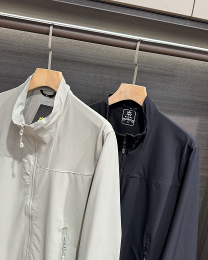 KAILAS‌/凱樂石春秋薄款輕量化衝風衣上衣外套】輕裝上陣！風雨無阻！

解鎖春秋戶外自由！輕到能揣進包里，卻能扛住風雨突襲！

極致輕量化面料，告別臃腫，上身輕若無物，跑步、騎行不束縛，戶外通勤也能利落有型！

透氣膜科技，運動時快速排汗，避免悶熱黏膩，春秋穿剛剛好！

立領剪裁護住脖頸，阻擋冷風灌入！

戶外級耐造，耐磨抗撕裂，口袋拉鍊防掉物，細節拉滿，徒步、騎行都穩！

極簡純色，內搭衛衣、T恤都好看，日常出街也能穿出高級感！

顏色:岩石灰  神秘黑
尺碼:L-3xL
L碼：   胸