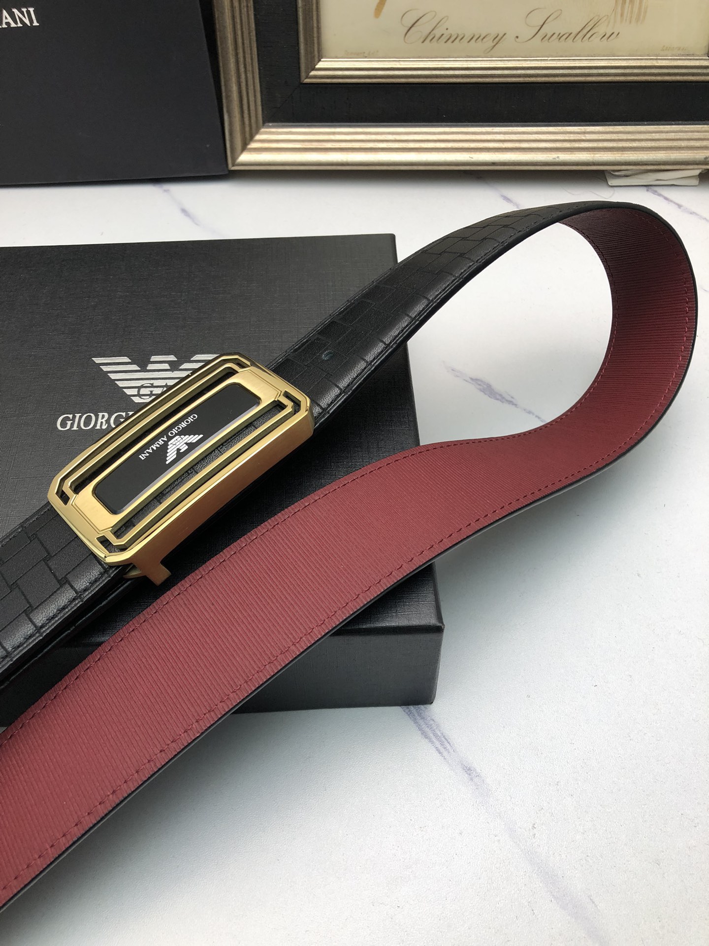 阿曼妮：原單頭層小牛皮燙印花紋，內襯頭層牛皮底，營造織紋外觀。飾以標誌原單扣。專櫃寬度4.0