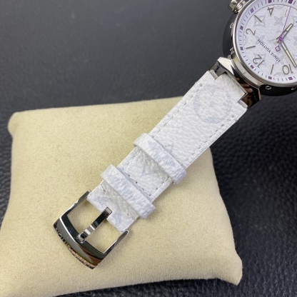 LV工廠超神之作，LV——TAMBOUR SLIM全系列陸續空降市場！致敬原廠 完成使命！【三大超級亮點】腕表尺寸34mm1.錶盤的填油細膩，印刷立體，刻度鑲嵌工整，個個精品無瑕。2.藍寶水晶通透感極佳，與殼體銜接完美。3.表殼打磨呈現瑞士一線品牌高級質感。【兩大必買理由】1.錶帶採用ECCO Leather皮料供應商——手工縫製！還原正品按鍵式快拆設計，方便快捷。2.2020年最具性價比腕表——採用瑞士石英機芯，做工翻倍無返修，不但是送禮佳品，更是自留神器！