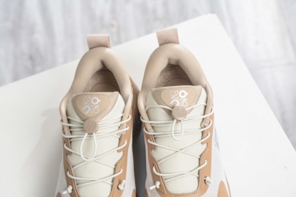 LOEWE羅意威 x ON昂跑 聯名款 Cloudsolo 
貨號: 3MF30664615
尺碼：36 36.5 37 37.5 38 38.5 39 40 40.5 41 42 42.5 43 44 44.5 45 46（真半碼）（⚠️袋子丟失扣10）