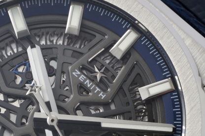 LF真力時DEFY系列全新升級版，殼身 頭粒 機芯 表扣等均做了升級調整。一款根據路虎標誌性花輪轂設計而成的高顏值鏤空腕表。

原裝開模鑄造，極致還原表殼的每一處細節打磨倒角，盡顯原裝菱角分明、堅毅果敢的陽剛氣質。完美的41mm表經，適配大眾男性手寸，正裝休閒兩不誤。根據汽車輪轂設計而成的五角星錶盤，未來概念感十足。同步官網新款五角星折疊扣，搭載定製版Cal.670sk全自動機械機芯，鏤空日曆的大小與位置、機芯夾板、齒輪、五角星陀皆按原版機芯數據拆解鍛造而成。

LF臻品 陳奕迅Eason同款，時尚前衛、