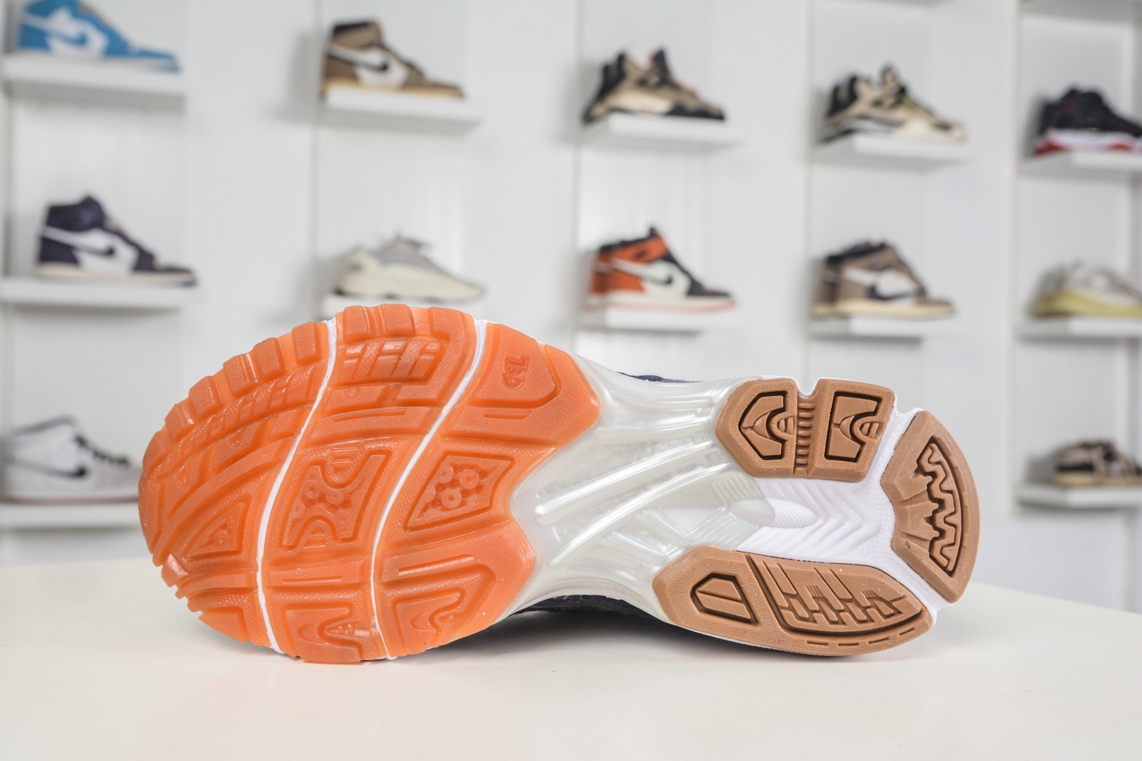 Asics Gel-Kayano 14  亞瑟士運動休閒透氣專業跑鞋
貨號:1203A926 400
尺碼：36 37 37.5 38 39 39.5 40 40.5 41.5 42 42.5 43.5 44 45