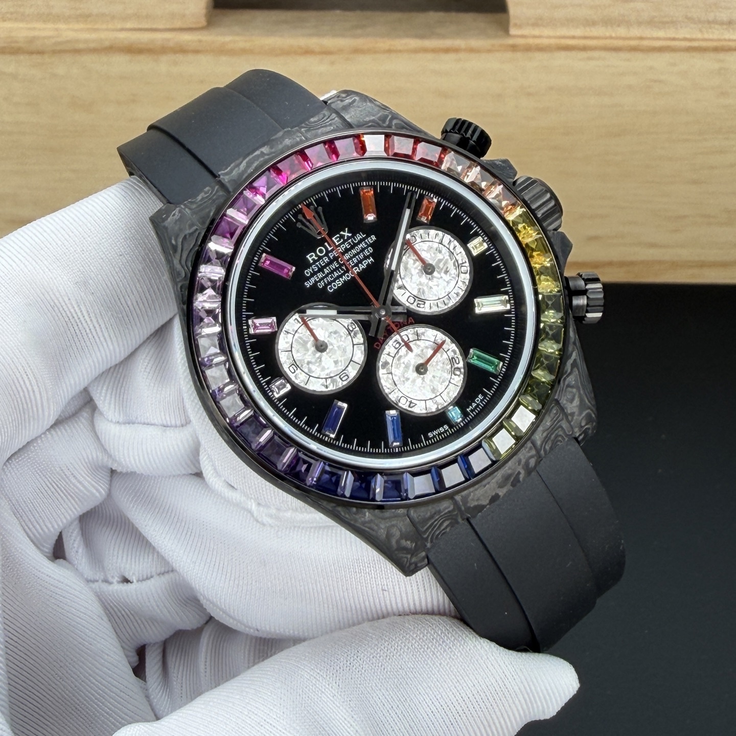 BLAKEN 頂配升級｜彩虹鑽·鉑金眼睛 4代迪通拿
BLAKEN Top Custom • Rainbow Diamond • Platinum Eye
Rolex Daytona 4th Gen 🔥
40mm 全碳纖維高端款｜實拍質感拉滿
Full Carbon Fiber • 40mm High-End Quality
✅ 72H Long Power Reserve
搭載4130一體機芯，72小時長續航，穩定耐用
✅ 魔術貼便攜式錶帶，佩戴方便快捷
Velcro portable strap