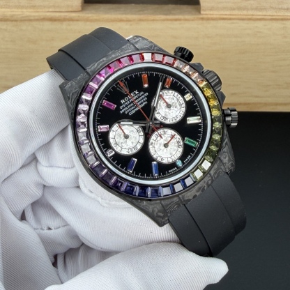 BLAKEN 頂配升級｜彩虹鑽·鉑金眼睛 4代迪通拿
BLAKEN Top Custom • Rainbow Diamond • Platinum Eye
Rolex Daytona 4th Gen 🔥
40mm 全碳纖維高端款｜實拍質感拉滿
Full Carbon Fiber • 40mm High-End Quality
✅ 72H Long Power Reserve
搭載4130一體機芯，72小時長續航，穩定耐用
✅ 魔術貼便攜式錶帶，佩戴方便快捷
Velcro portable strap
