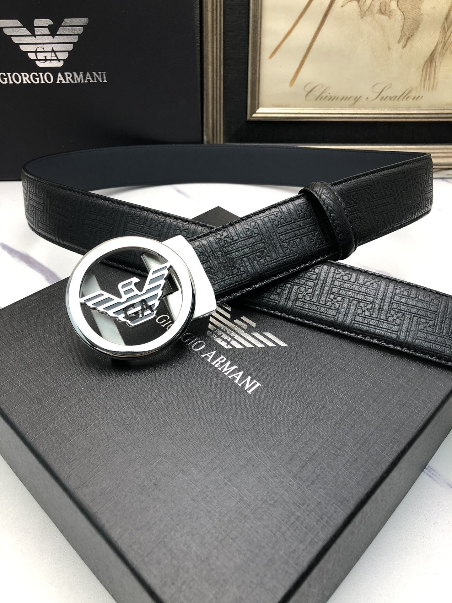 阿曼妮：原單頭層牛皮燙印花紋面，內襯頭層小牛皮底，搭配原單自動扣，可裁剪的自動帶，此款腰帶面雙採用意大利原定廠制進口牛皮帶身 ，對專版櫃足寬3.5