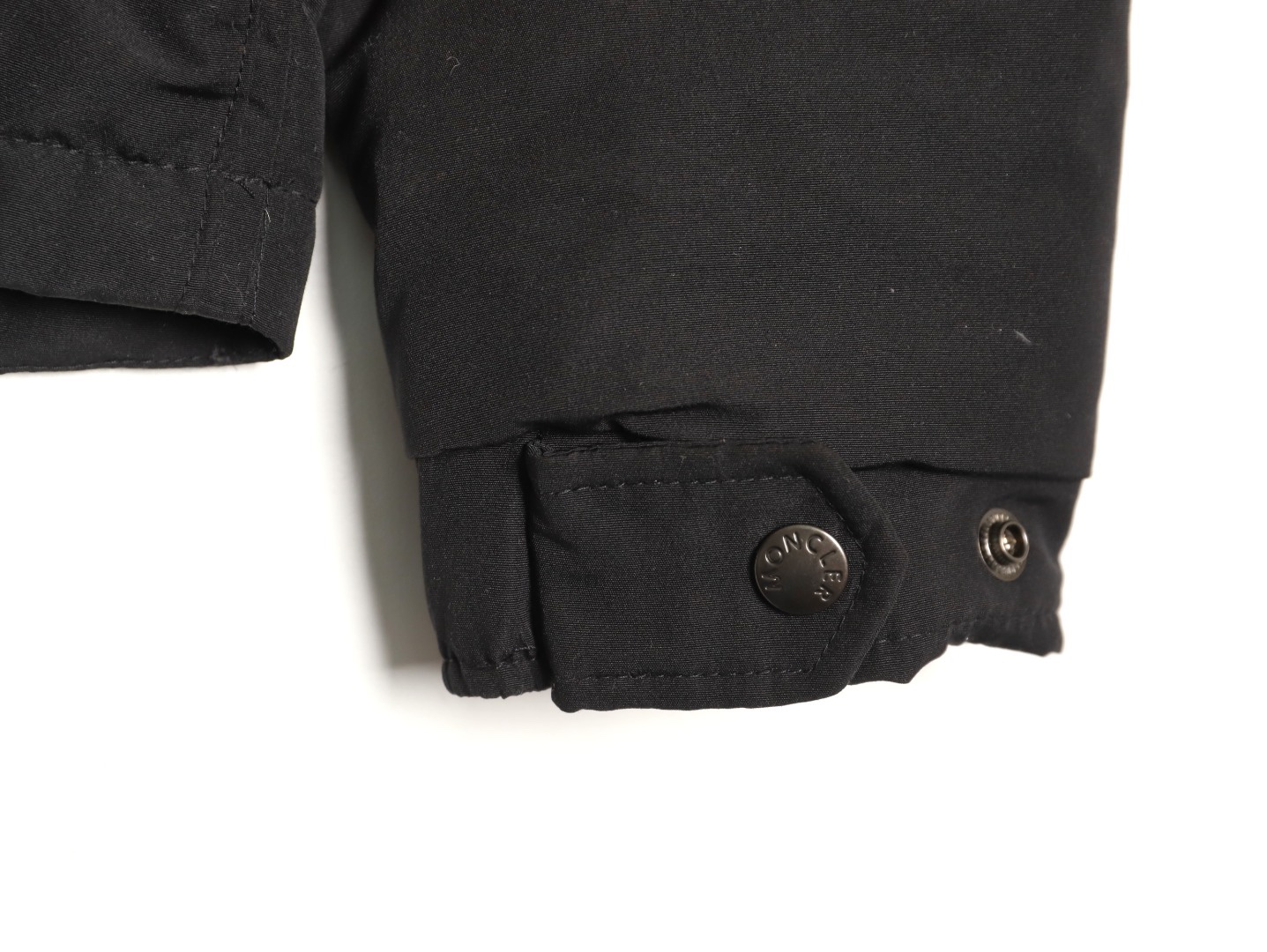 Moncler/蒙口 Gamme Rouge雙口袋連帽羽絨服
Moncler Gamme Rouge男士羽絨服，酒紅色超
有質感，尼龍面料防潑水，90絨填充保暖力滿分
。連帽設計＋金屬按扣，細節控必入！兩個翻蓋
口袋超實用，寬松版型，隨便搭配都很時髦，冬季
出街或戶外都很適合～
A Size:1-5