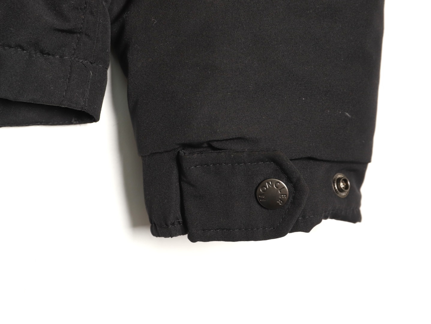 Moncler/蒙口 Gamme Rouge雙口袋連帽羽絨服
Moncler Gamme Rouge男士羽絨服，酒紅色超
有質感，尼龍面料防潑水，90絨填充保暖力滿分
。連帽設計＋金屬按扣，細節控必入！兩個翻蓋
口袋超實用，寬松版型，隨便搭配都很時髦，冬季
出街或戶外都很適合～
A Size:1-5