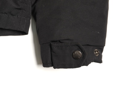 Moncler/蒙口 Gamme Rouge雙口袋連帽羽絨服
Moncler Gamme Rouge男士羽絨服，酒紅色超
有質感，尼龍面料防潑水，90絨填充保暖力滿分
。連帽設計＋金屬按扣，細節控必入！兩個翻蓋
口袋超實用，寬松版型，隨便搭配都很時髦，冬季
出街或戶外都很適合～
A Size:1-5