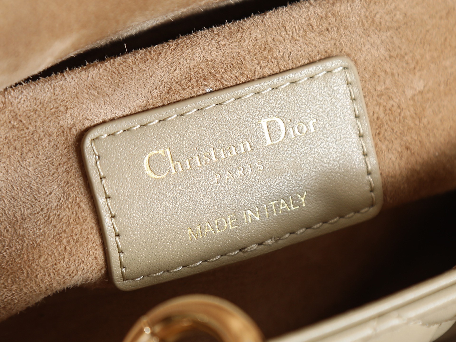 原廠級 奶茶色 迷你尺寸
𝗗𝗶𝗼𝗿 𝗗-𝗝𝗼𝘆 𝗯𝗮𝗴羊皮2025款新款
時尚果然就是輪回，回歸了一把中古戴妃
長方包形，短鏈條➕細長肩帶直接封神！！
復古時髦感超強，真是什麼場合都可以把住
絕對是lady中的天花板了，強勢出圈啦姐妹們
款號：0636
尺寸：19x10.5x5.5cm
