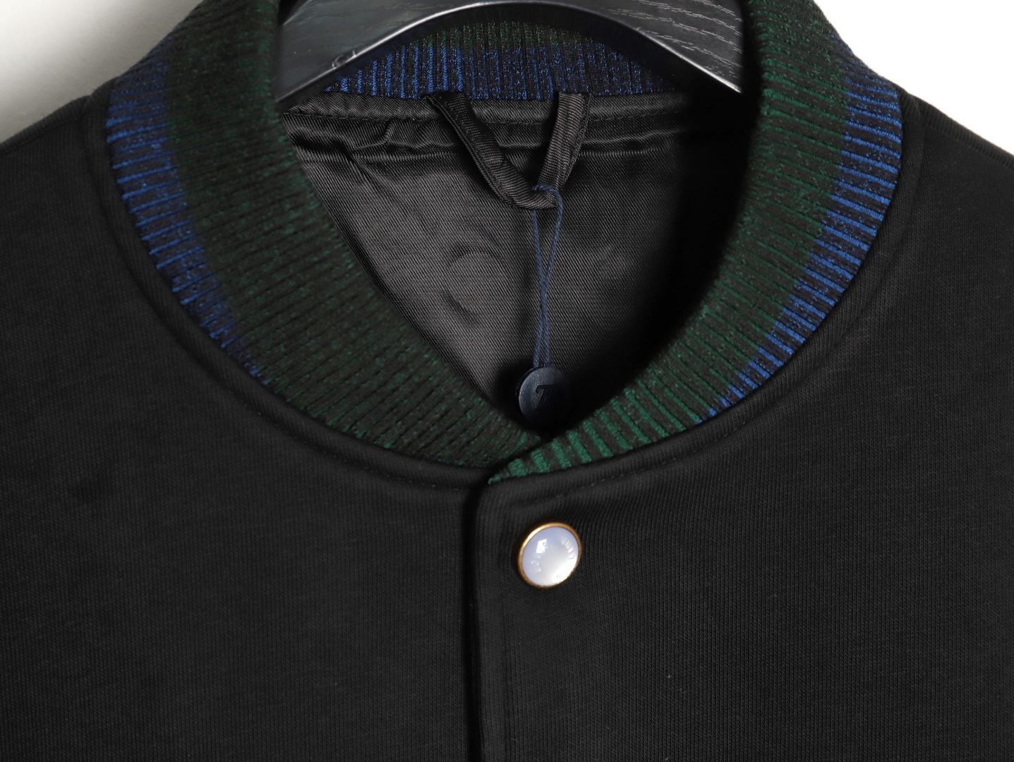 🔝LOUIS VUITTON LV 黑白拼皮棒球服夾克外套
原版22000購入開發，圓啊阿姨布料採用加厚550g賽爾棉潮牌衛衣料，進口精梳棉雙股珠地面料，彩色漸變螺紋，進口機精密刺繡，多重面料復合，原版定制輔料。定做珍珠紐扣，寬松版型，男女同款
B Size：S-L