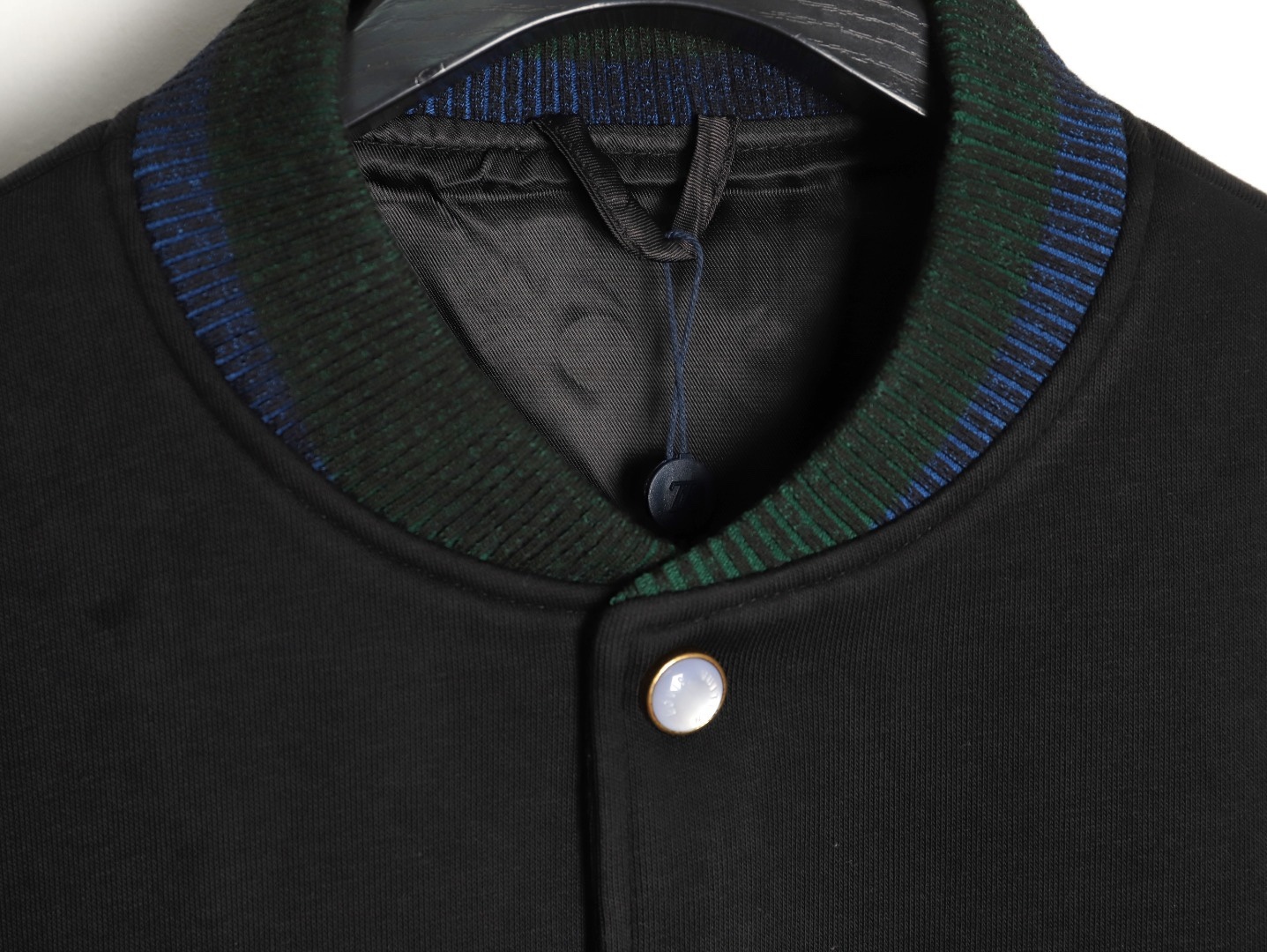 🔝LOUIS VUITTON LV 黑白拼皮棒球服夾克外套
原版22000購入開發，圓啊阿姨布料採用加厚550g賽爾棉潮牌衛衣料，進口精梳棉雙股珠地面料，彩色漸變螺紋，進口機精密刺繡，多重面料復合，原版定制輔料。定做珍珠紐扣，寬松版型，男女同款
B Size：S-L