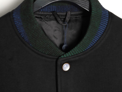 🔝LOUIS VUITTON LV 黑白拼皮棒球服夾克外套
原版22000購入開發，圓啊阿姨布料採用加厚550g賽爾棉潮牌衛衣料，進口精梳棉雙股珠地面料，彩色漸變螺紋，進口機精密刺繡，多重面料復合，原版定制輔料。定做珍珠紐扣，寬松版型，男女同款
B Size：S-L