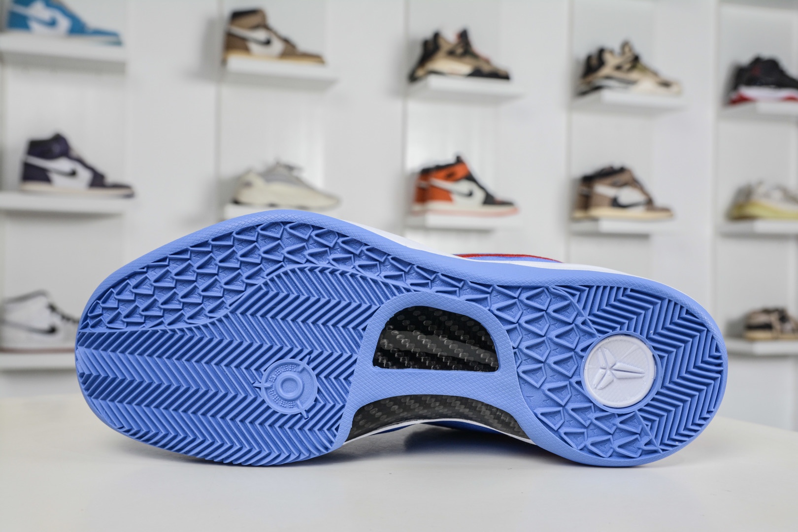 Nike Zoom Kobe VIII 馬年限定 CNY新年款 低幫復刻實戰運動低幫文化籃球鞋 內置元年緩震氣墊 
貨號: HF2793 008
Size：38 38.5 39 40 40.5 41 42 42.5 43 44 44.5 45 46